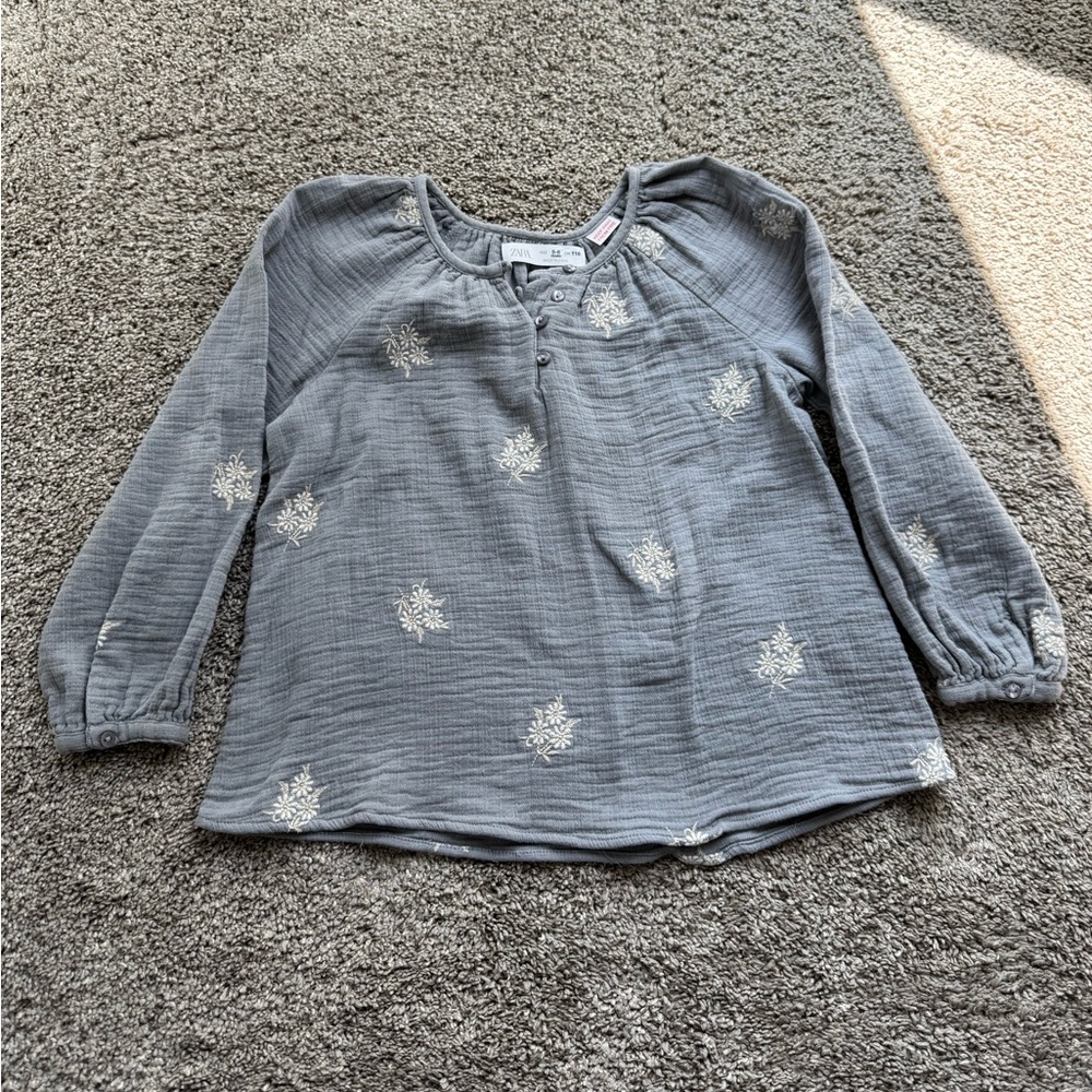 Zara Gray Girls Blouse with White Floral Accents Size 5-6